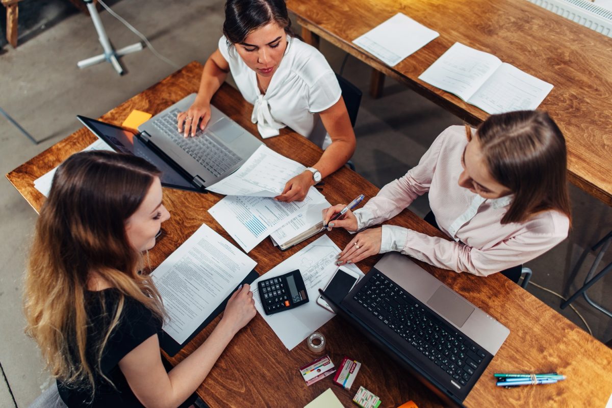 Accounts department. Много бухгалтеров. Жизнь бухгалтера. Несколько бухгалтеров. Бухгалтер фото.